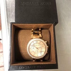 Women’s Michael Kors watch. Only worn once!!